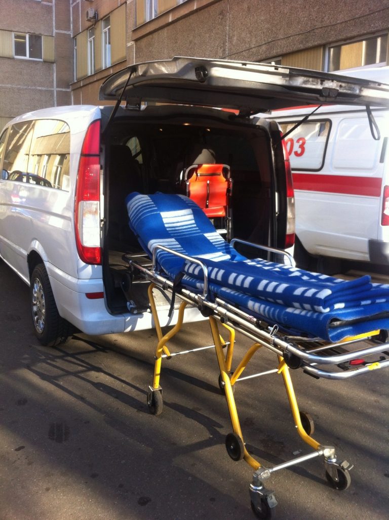 Междугородние перевозки лежачих больных: комфорт и безопасность в пути